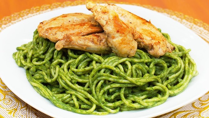 Tallarines verdes con pollo